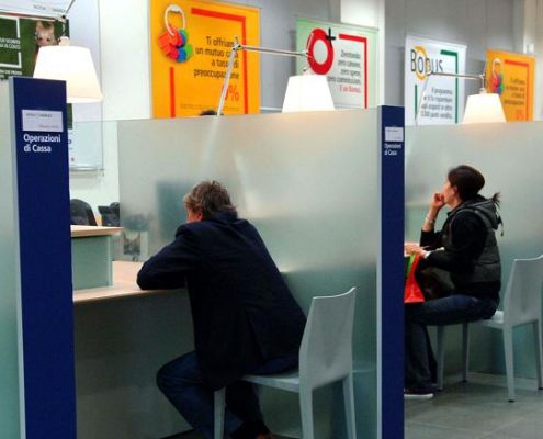 BANCHE_SPORTELLO_BANCA_INTESA_IMAGOECONOMICA-kJkF–835×437@IlSole24Ore-Web